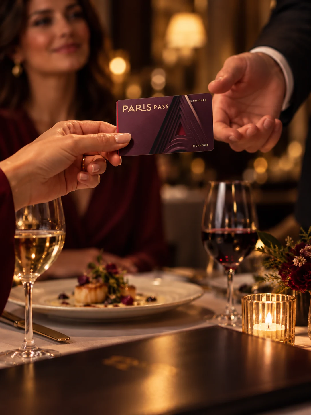 Casal em um jantar, com o cartão Paris Pass.